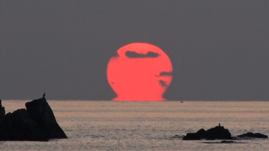 水平線に現れた“Ωマーク”　宿毛湾に『だるま夕日』