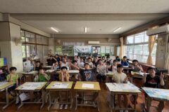 お笑いコンビ「ツーライス」が小学校で出前授業を実施  海洋ごみ地球温暖化の問題を楽しく学ぶ 学校キャラバンを開催しました！