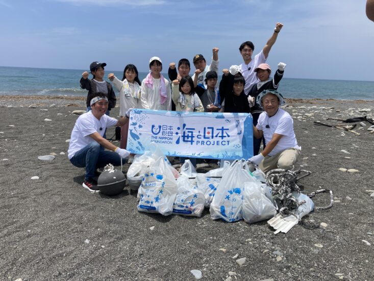 室戸の小学生と海岸清掃を実施！未来の豊かな海を守るための出前授業＆実践活動【ツーライスと高知の海を学ぼう！】 を開催しました！