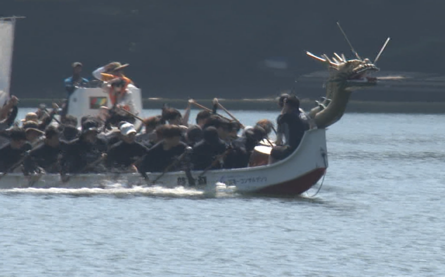 16ｍの船を漕ぎ直線300ｍのタイム競うドラゴンカヌー大会が高知県須崎市で開催